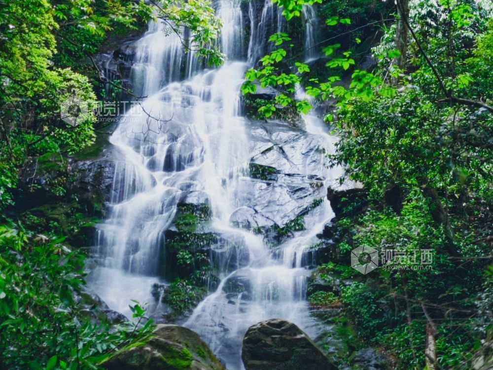 江西分宜：瀑布挂山涧 景色美如画（图）