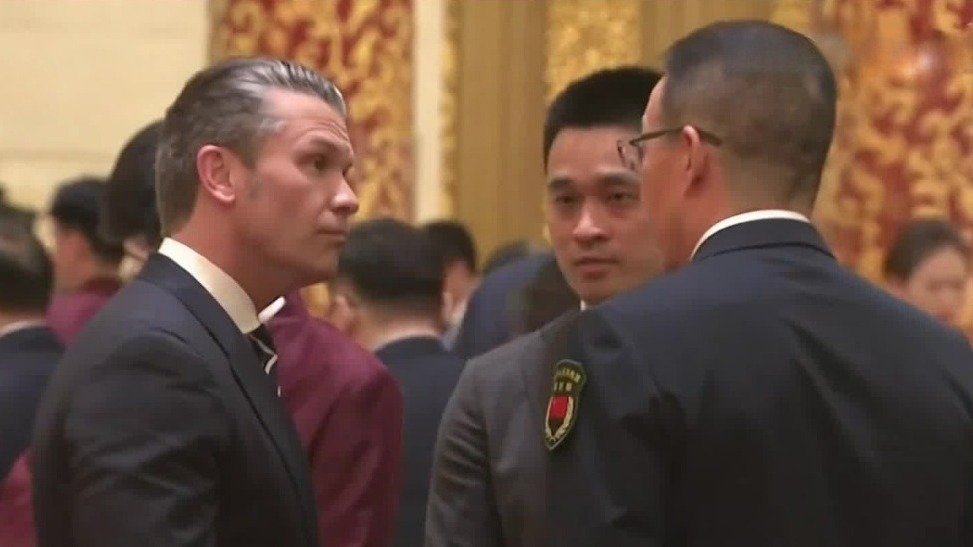 欢迎宴会现场，中美防长面对面交谈