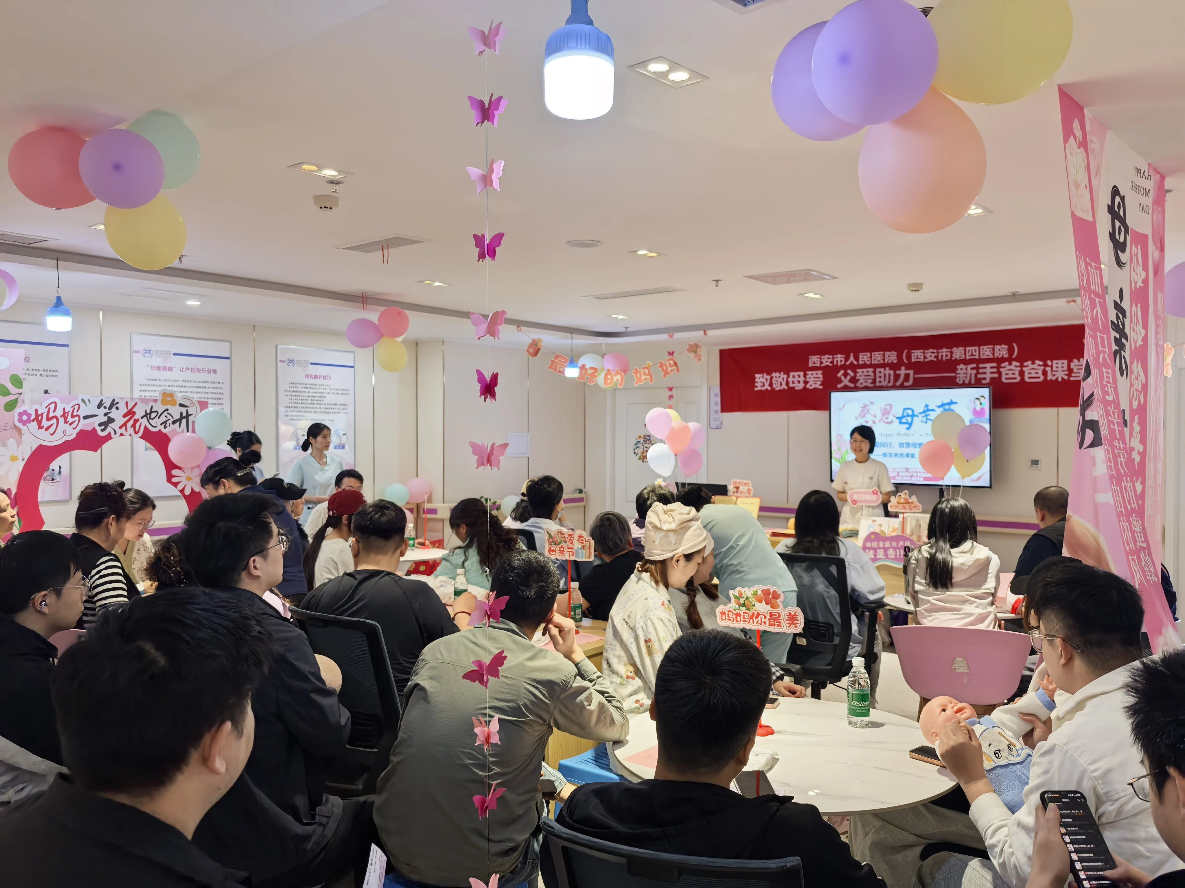 爸爸换尿布的手在抖，全场却为他鼓掌