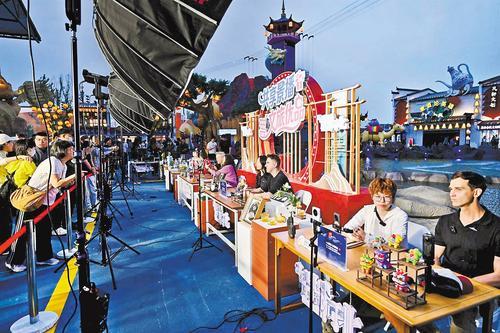 5月6日，“共享景播&middot;文旅优品”专场直播活动在沧州吴桥杂技幻乐城举办。图为活动现场。闫建超摄