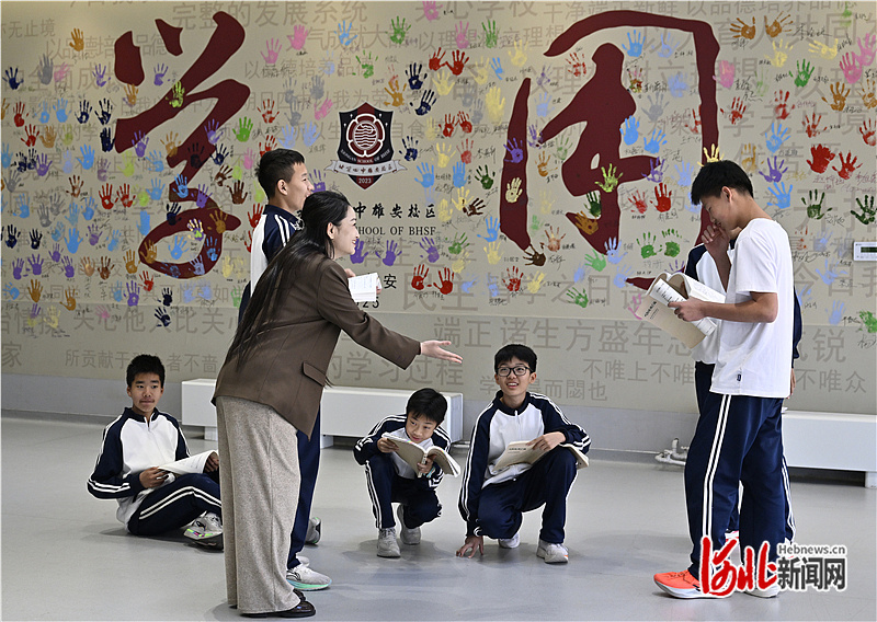 4月10日，北京四中雄安校区，师生们正在排练话剧。