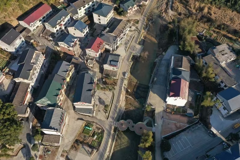 俯瞰铅山县葛仙山镇项源村.jpg