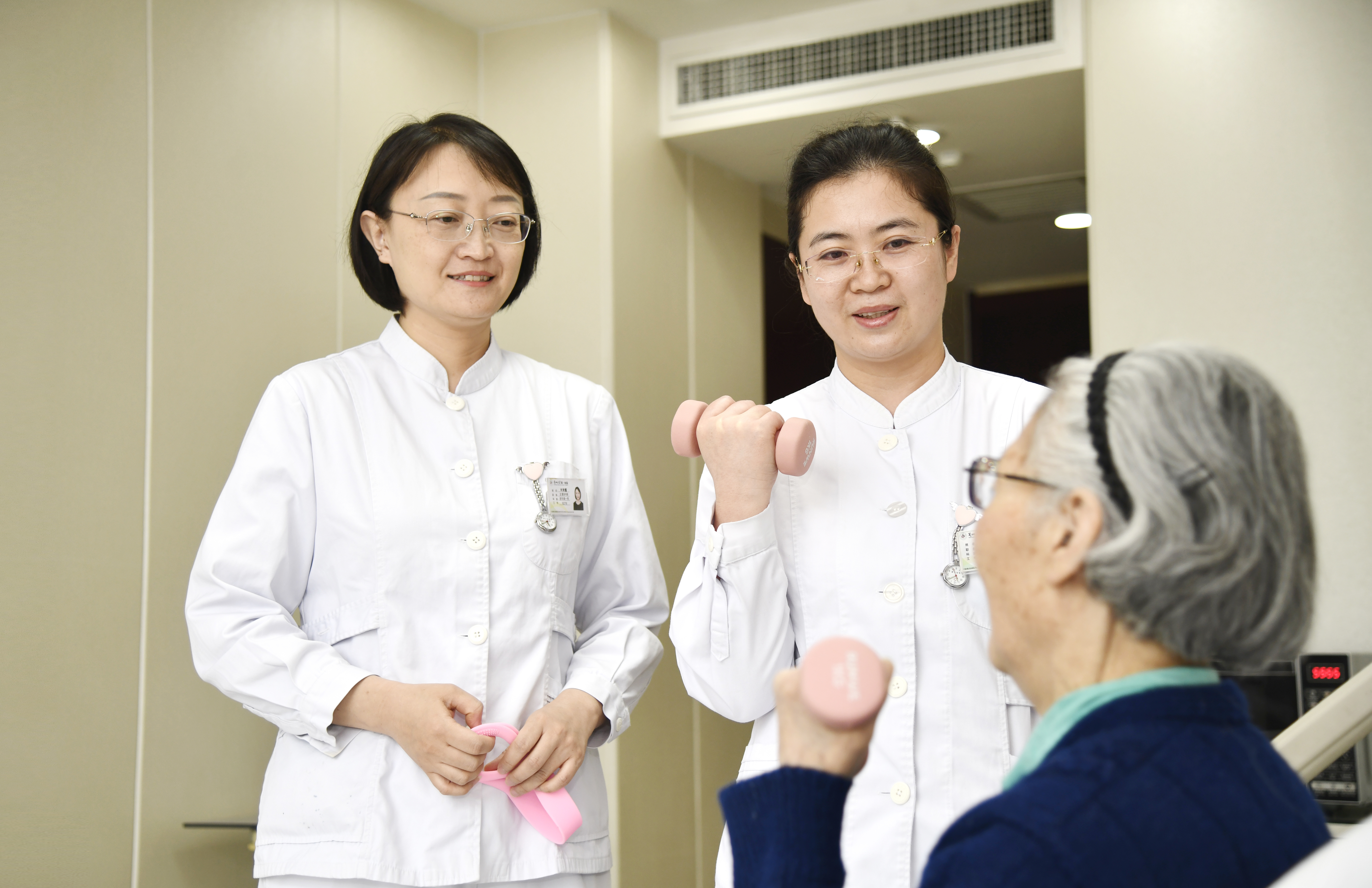兰大一院老年病科护士指导患者康复训练