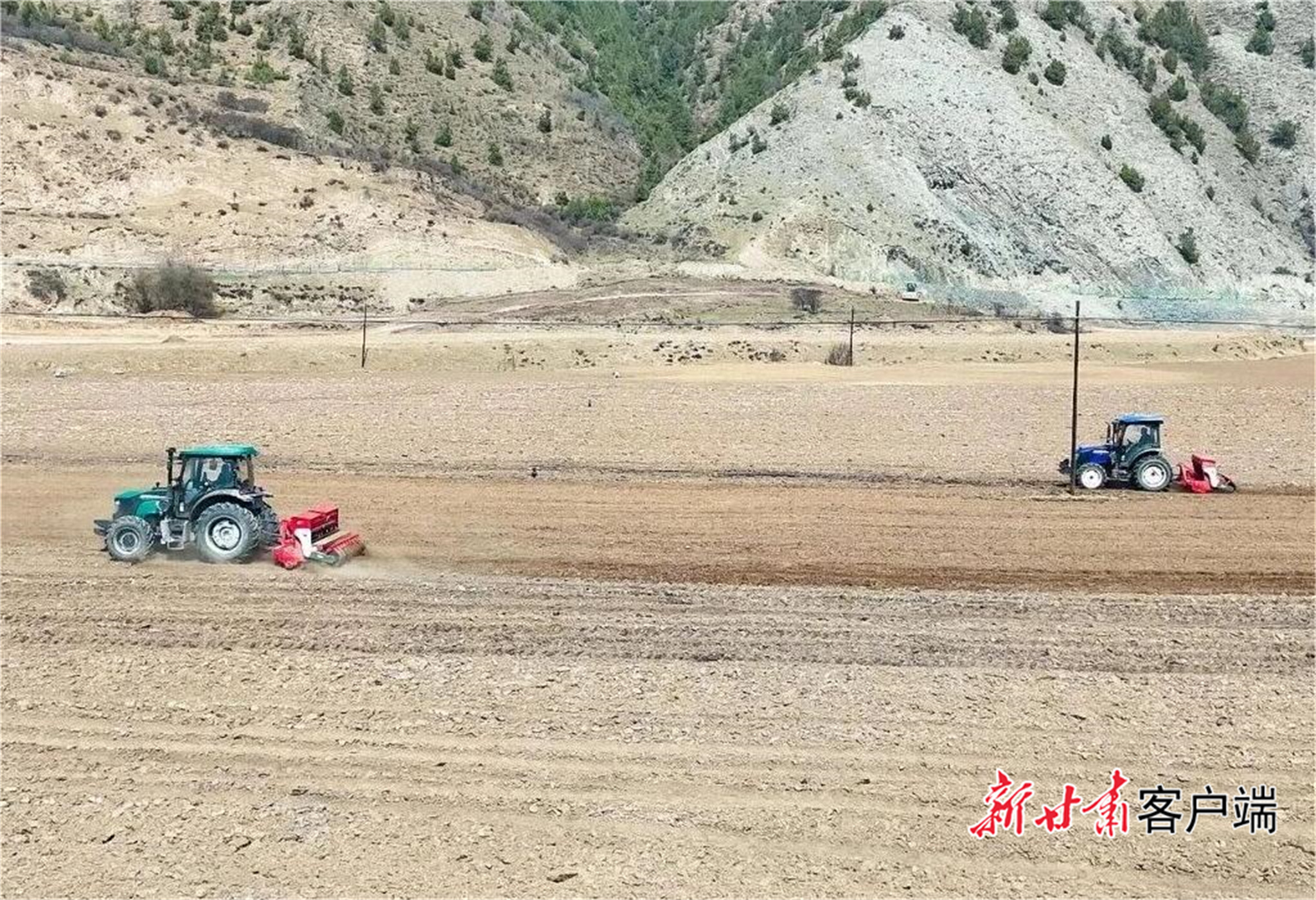 农户使用机械设备进行土地平整　新甘肃&middot;甘肃日报通讯员吴海平摄
