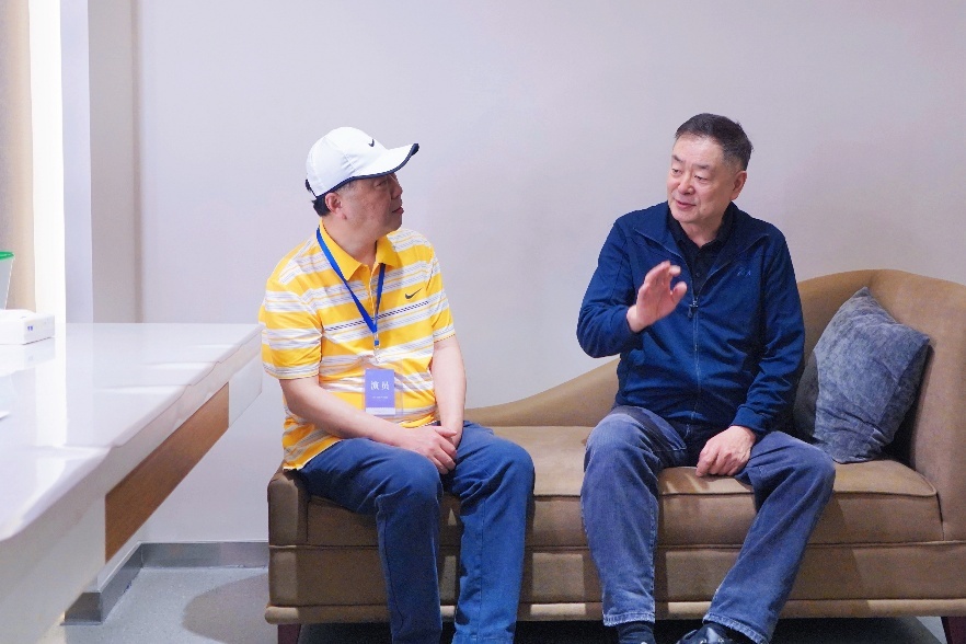演出化妆前,濮存昕与本文作者交流
