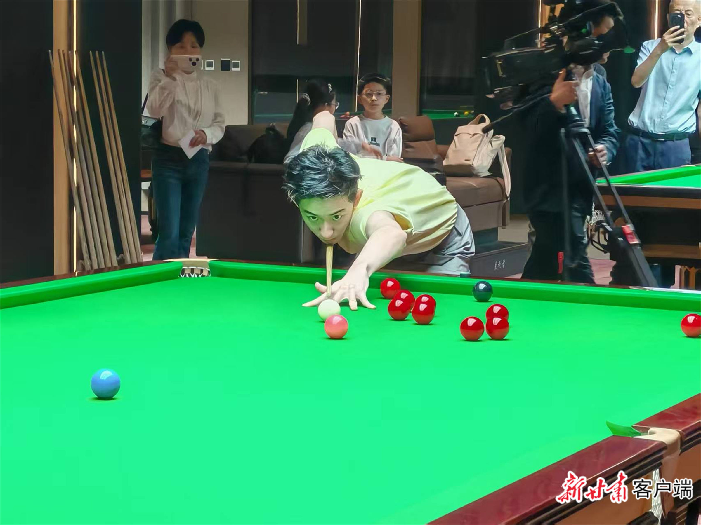 5月14日下午，吴宜泽在吴宜泽台球俱乐部与球迷现场交流。新甘肃&middot;甘肃日报记者　王睿君　摄