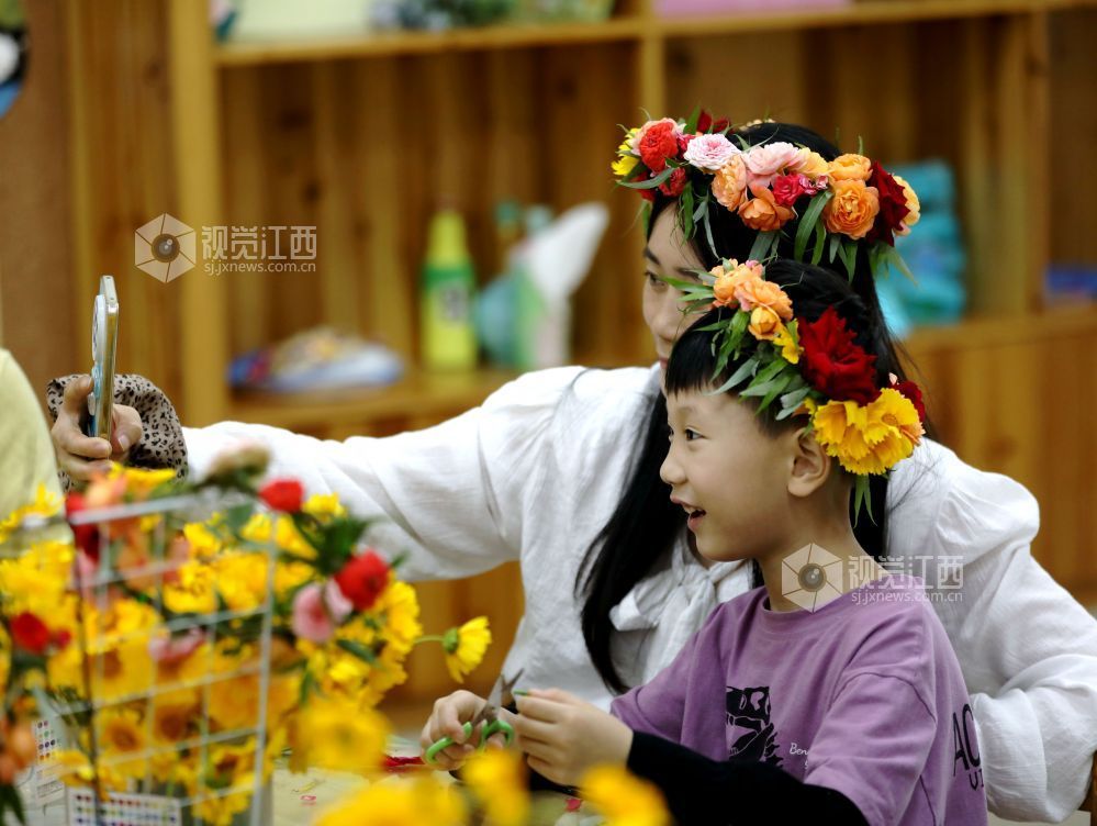 江西分宜：巧手制簪花 温馨过佳节（图）