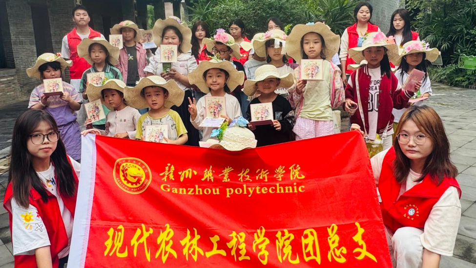 赣州职业技术学院现代农林工程学院开展永生花礼帽DIY主题活动 以指尖艺术致敬母爱