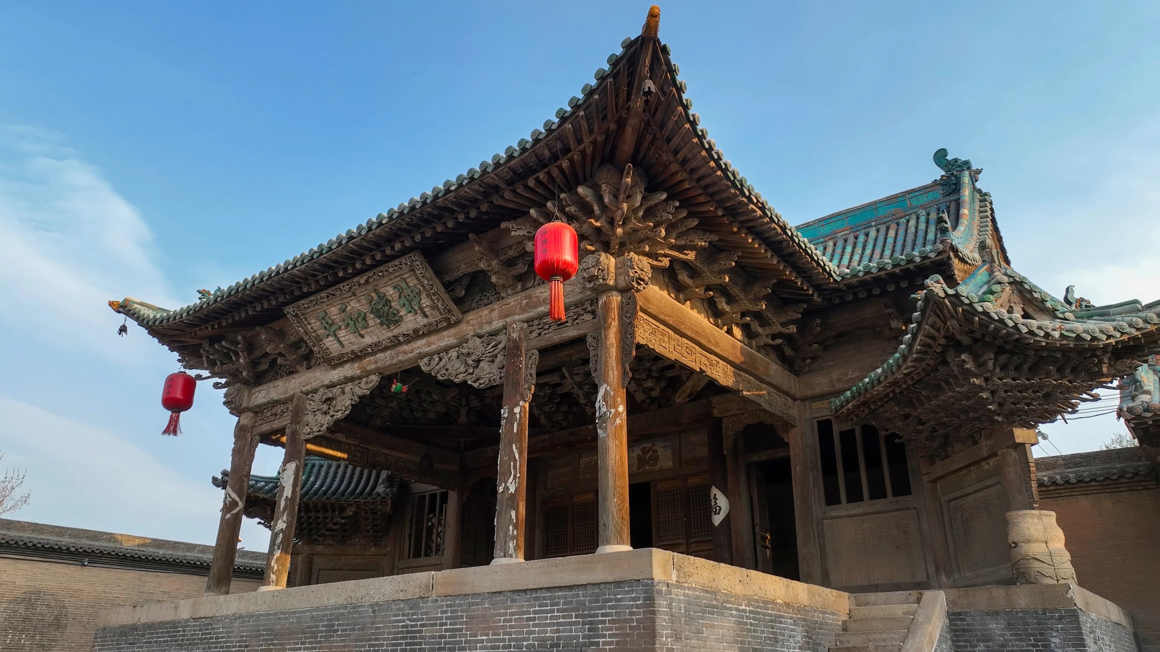 晋中太谷区净信寺内孔雀蓝琉璃戏台 图源:太谷融媒