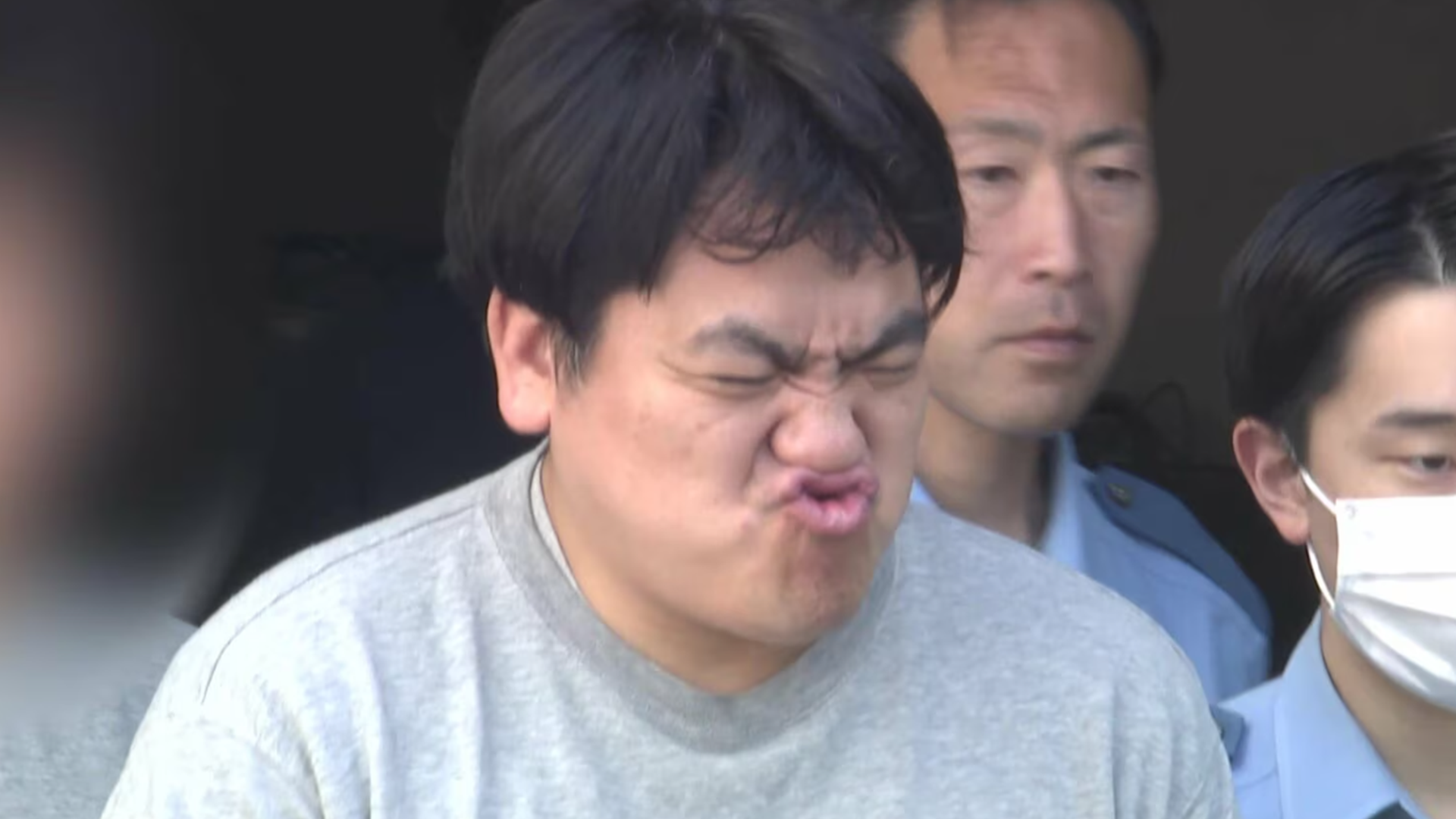 日本39岁小学男教师因偷拍女童裙底被捕，警方检查其手机发现更恶劣画面：曾将下体压在女学生水瓶吸嘴上