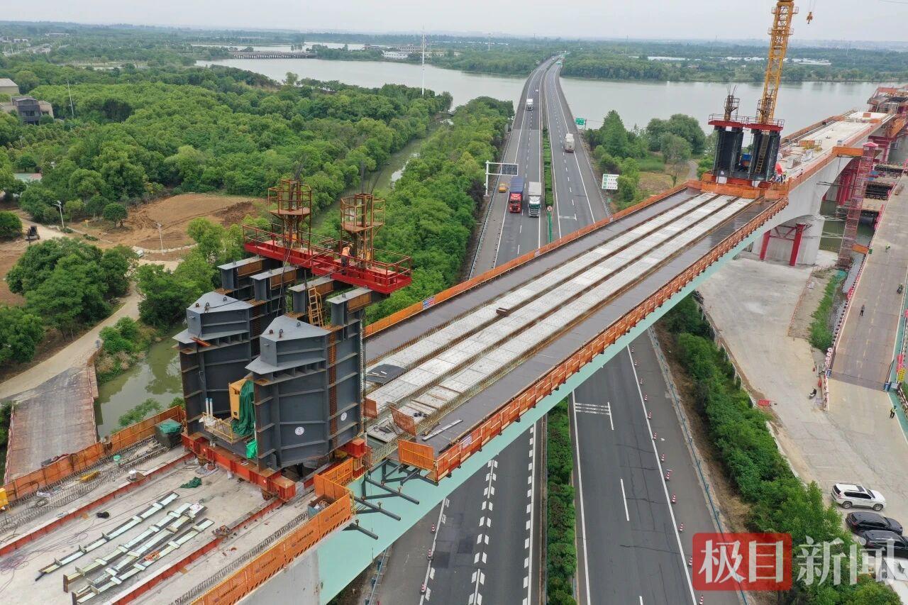合武高铁湖北段最大跨度钢混连续梁钢梁顶推下放到位(图2)