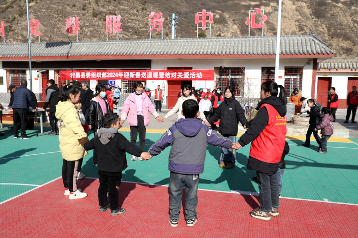 2024年1月30日，陇南市宕昌县委组织部在帮扶点哈达铺镇玉岗村开展2024年迎新春送温暖暨结对关爱活动。（王晓勇　摄）