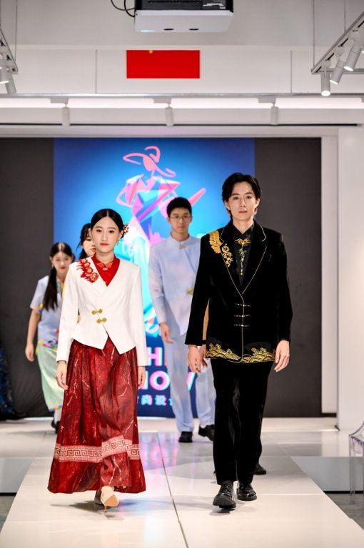 深圳高中生为APEC领导人设计礼服惊艳亮相：一场“大国主场”下的少年答卷