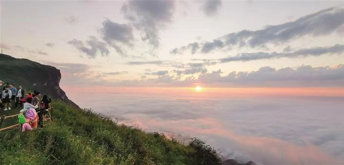 （湘西八面山日出。吴正凯 摄）