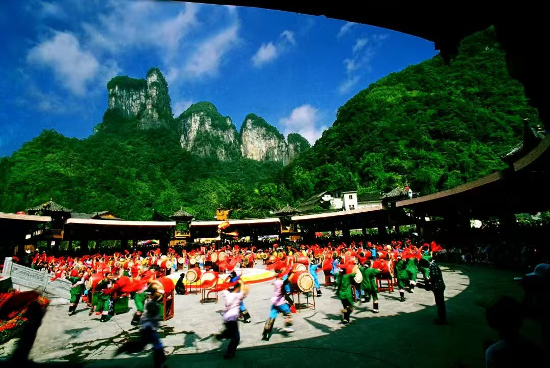 （湘西德夯苗寨。矮寨奇观旅游区供图）
