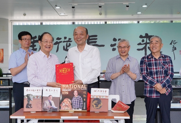 殷凯生（左）教授捐赠书籍，罗钧副馆长颁发证书