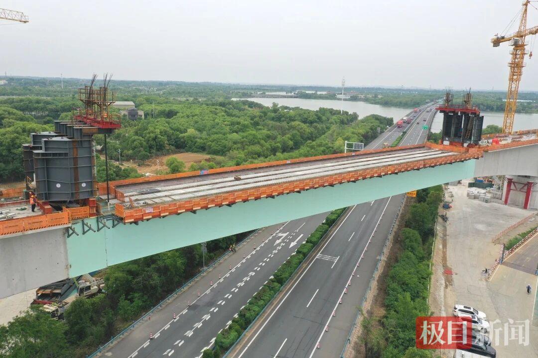 合武高铁湖北段最大跨度钢混连续梁钢梁顶推下放到位(图3)