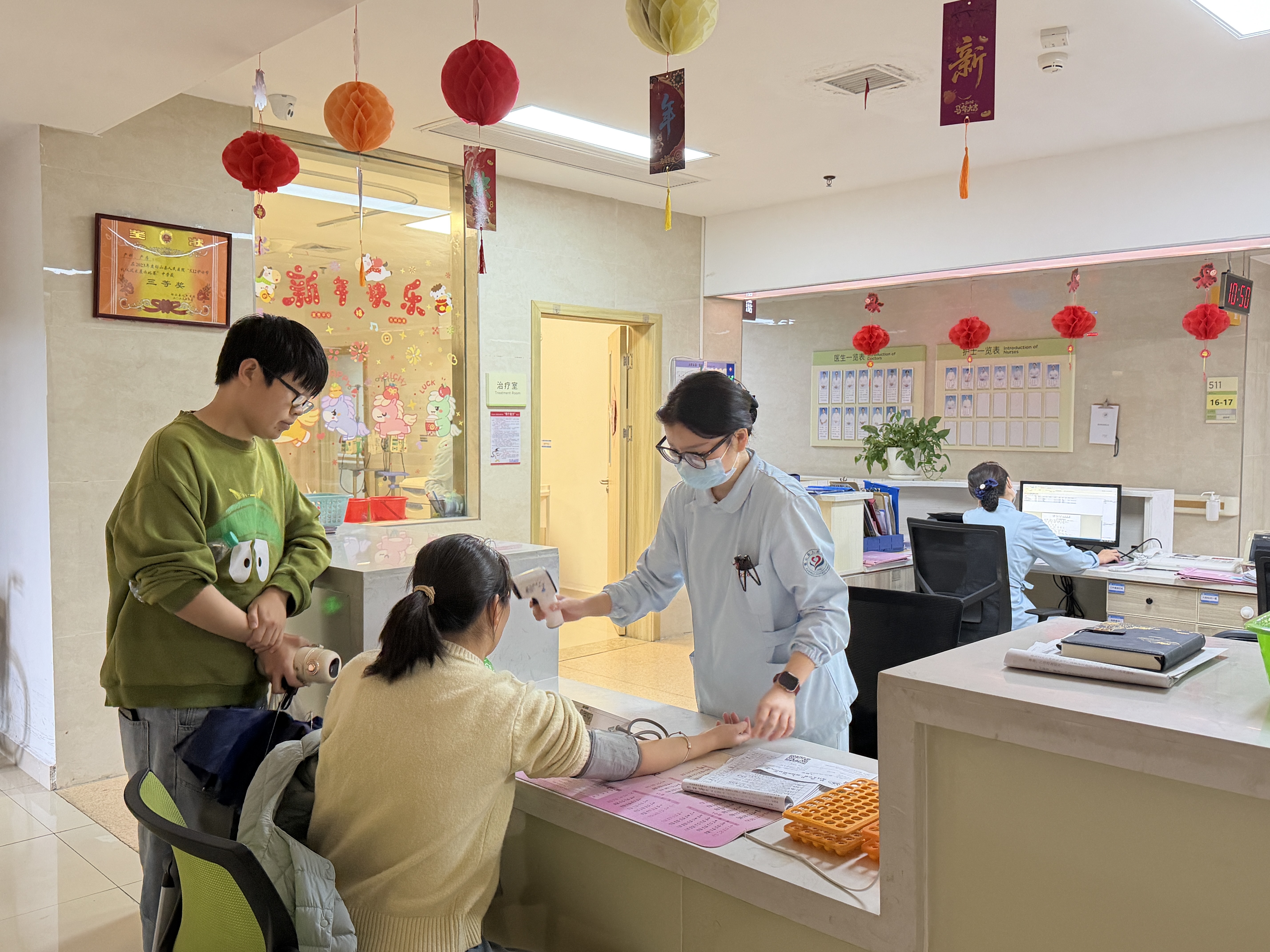 给孕妇量血压（通讯员左巧媛摄）.jpg