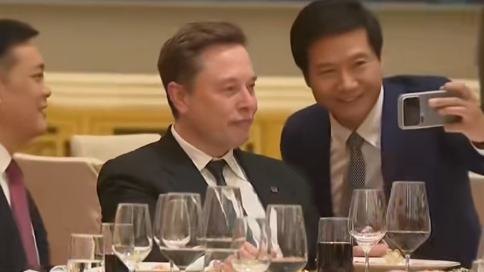 雷军与马斯克合影，马斯克还做了“wink”表情