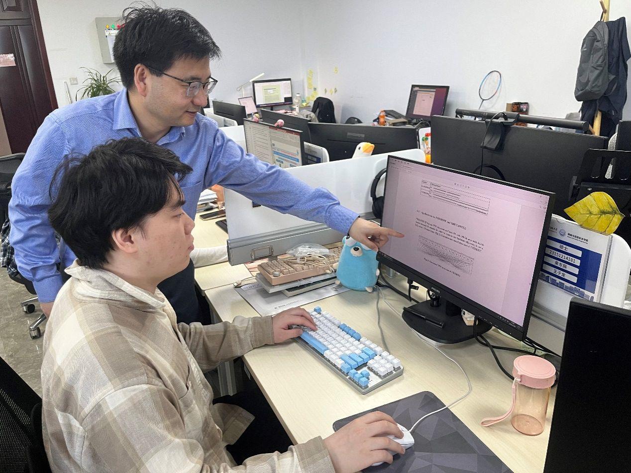 王子龙与其团队在工作中。西电供图