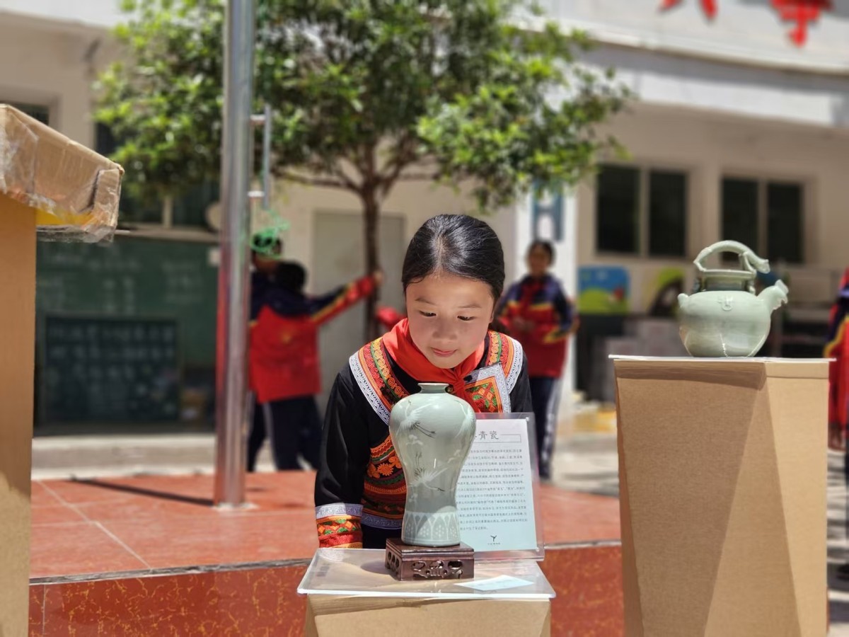 学生观察青瓷复制品.jpg