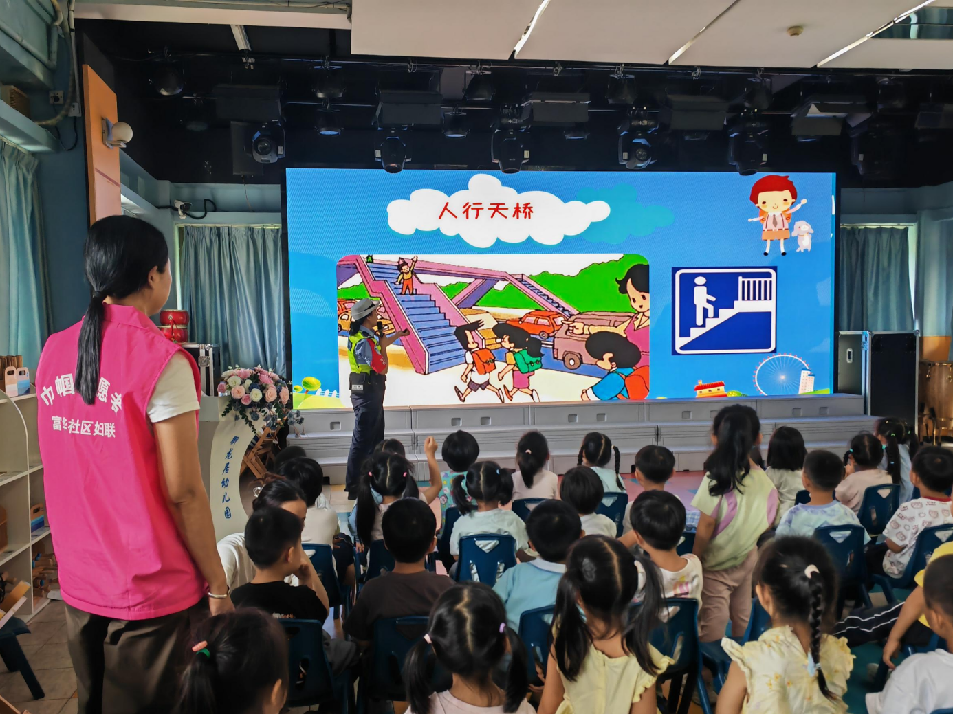 童心学交规,平安伴成长——富华社区开展 幼儿园交通安全课堂