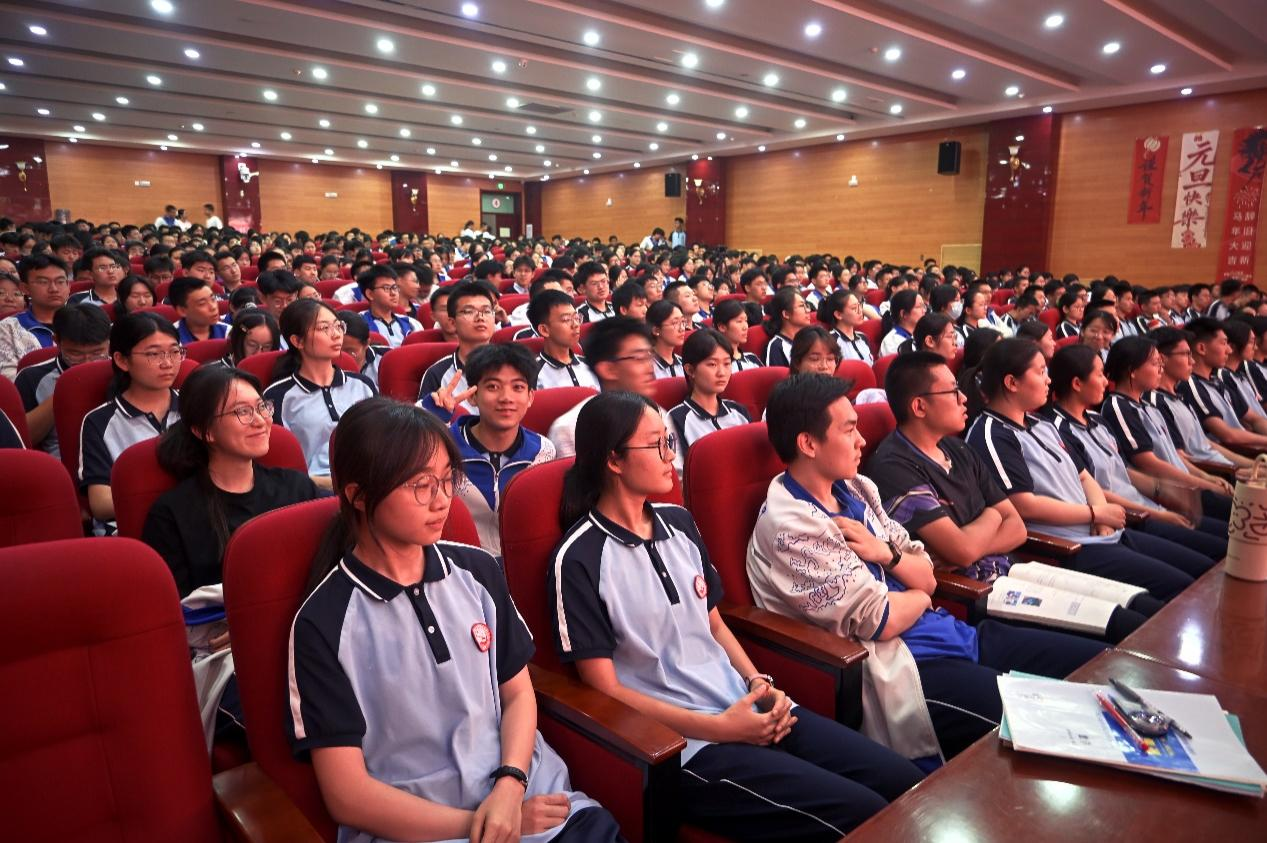 包头市第九十五中学的学生观看话剧演出