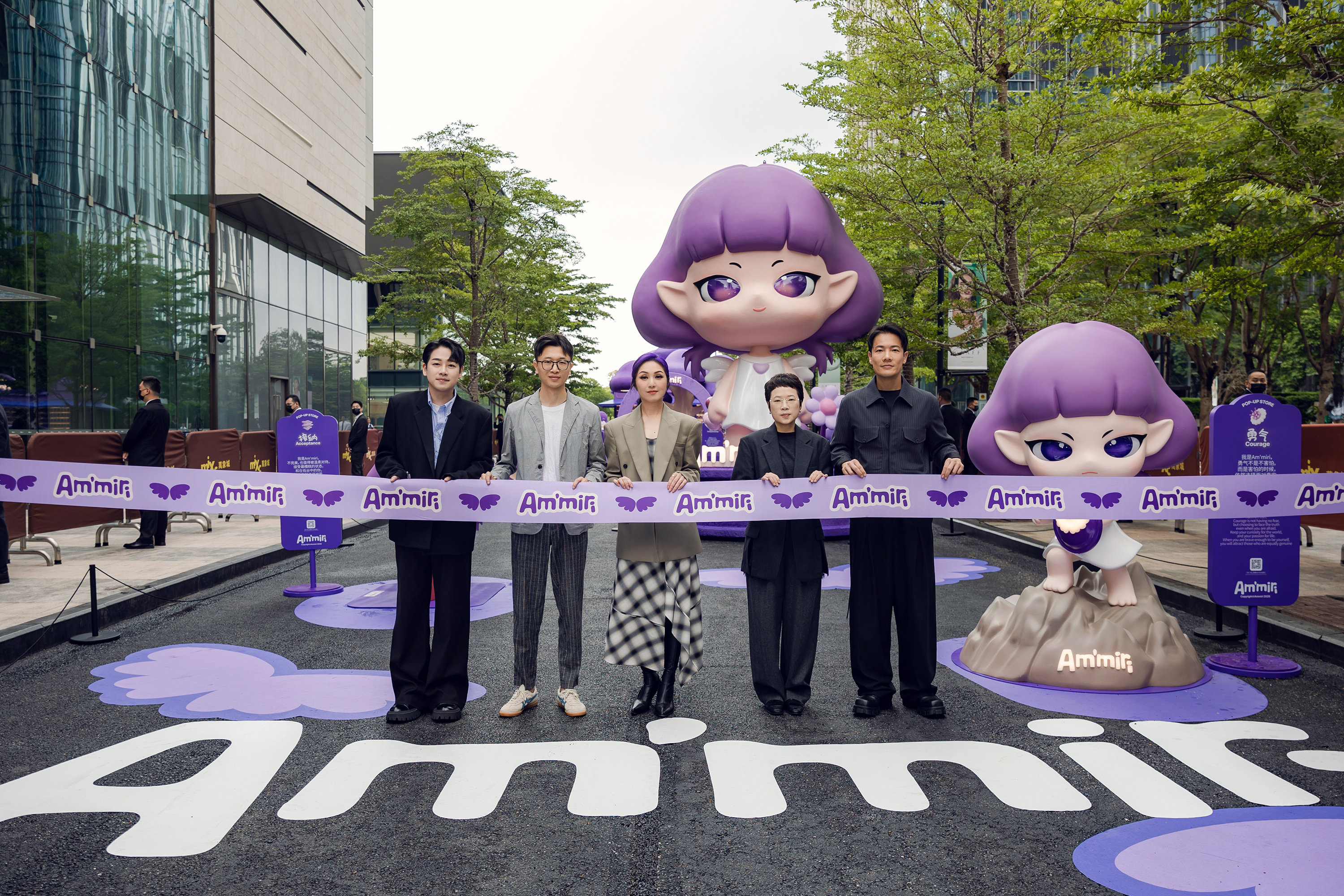 图片说明: (從右至左)Collaboration Group 创办人 丁子高先生、深圳湾万象城 总经理 刘捷女士、楊千嬅女士、深圳湾万象城 推广负责人 黄超然先生、Collaboration Group 行政总裁 王承馨先生