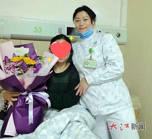 谢丽萍与患者合影。