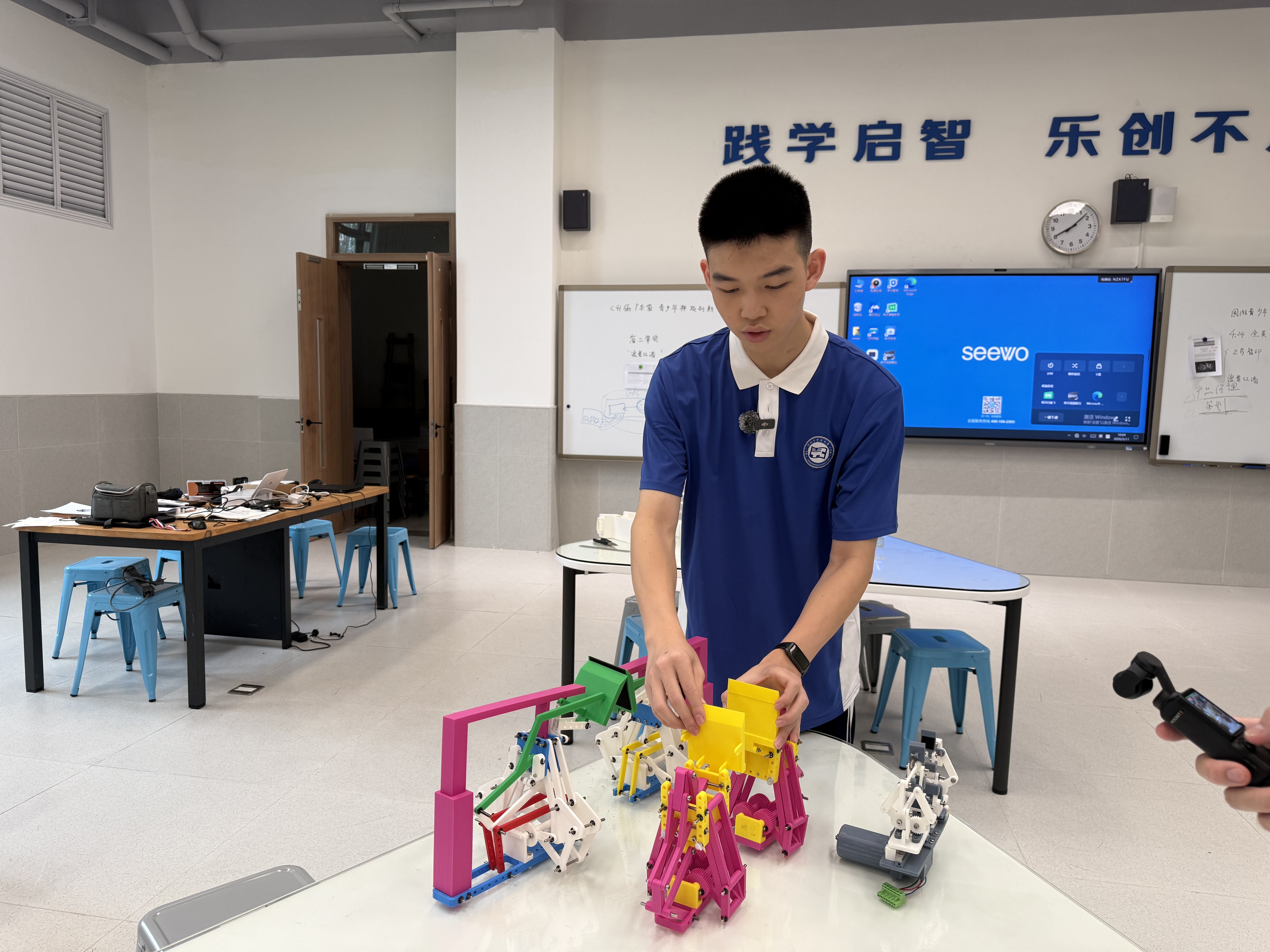 南山少年又出圈了:当课堂连接前沿实验室,创新“后浪”何以奔涌?