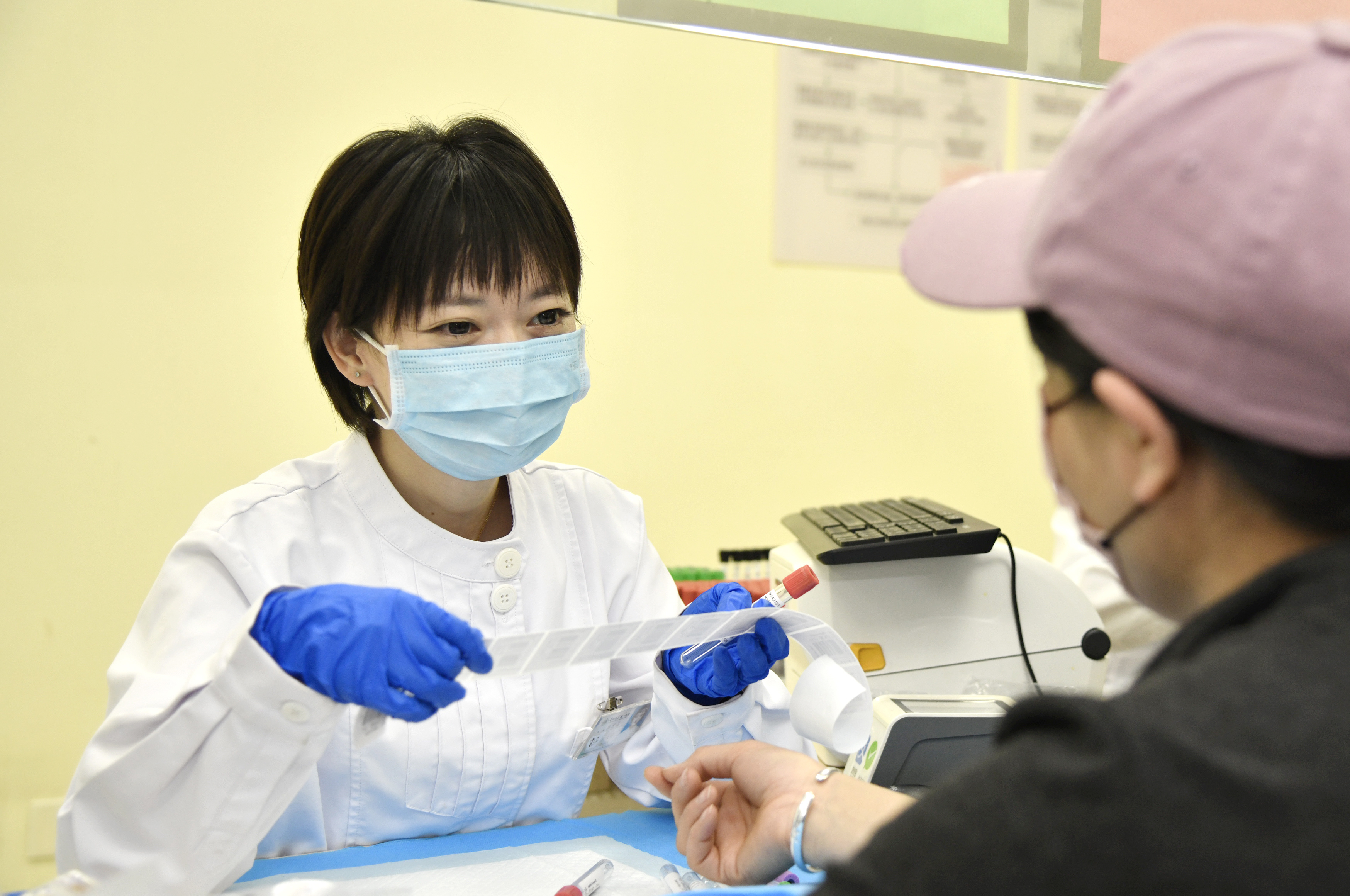兰大一院生殖医学中心护士准备为患者抽血