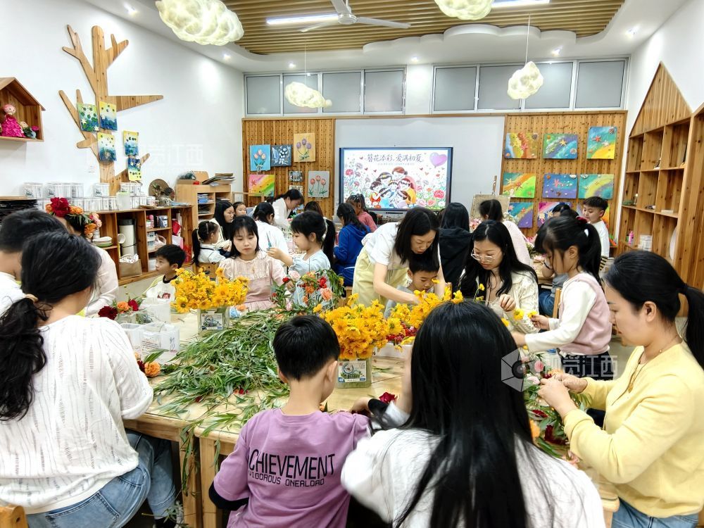 江西分宜：巧手制簪花 温馨过佳节（图）