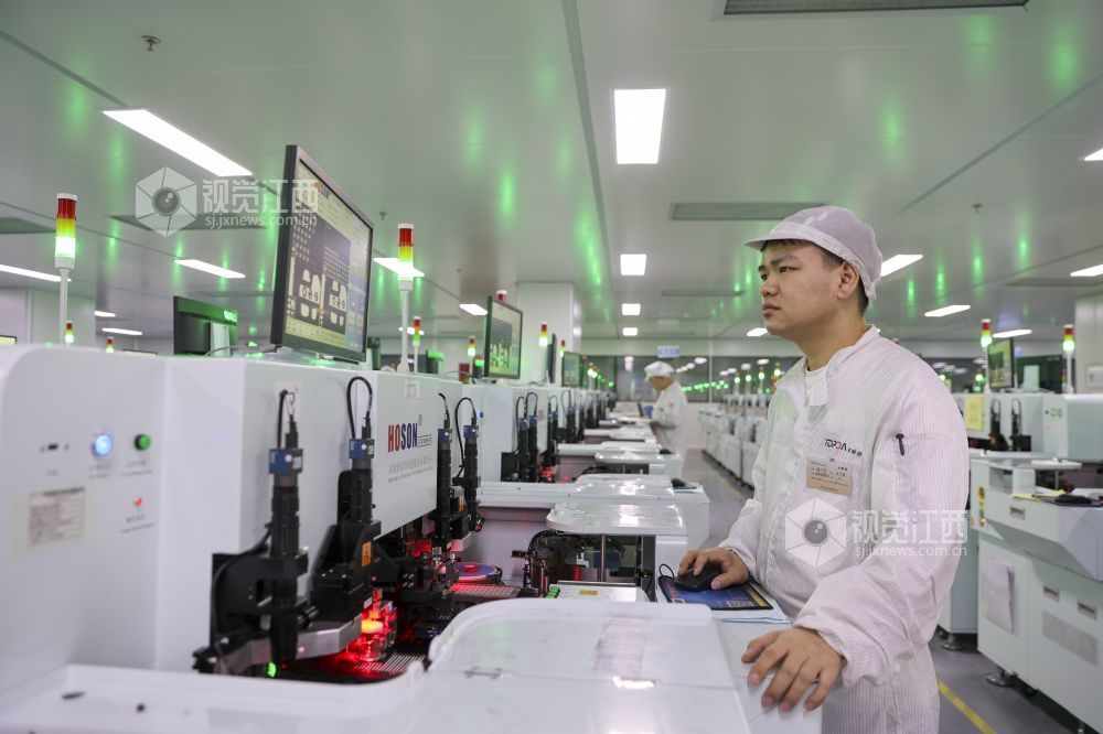 2026年5月13日，江西省瑞昌经开区科技园江西拓普达光电科技有限公司生产车间内，工人正在智能生产线上赶制订单。