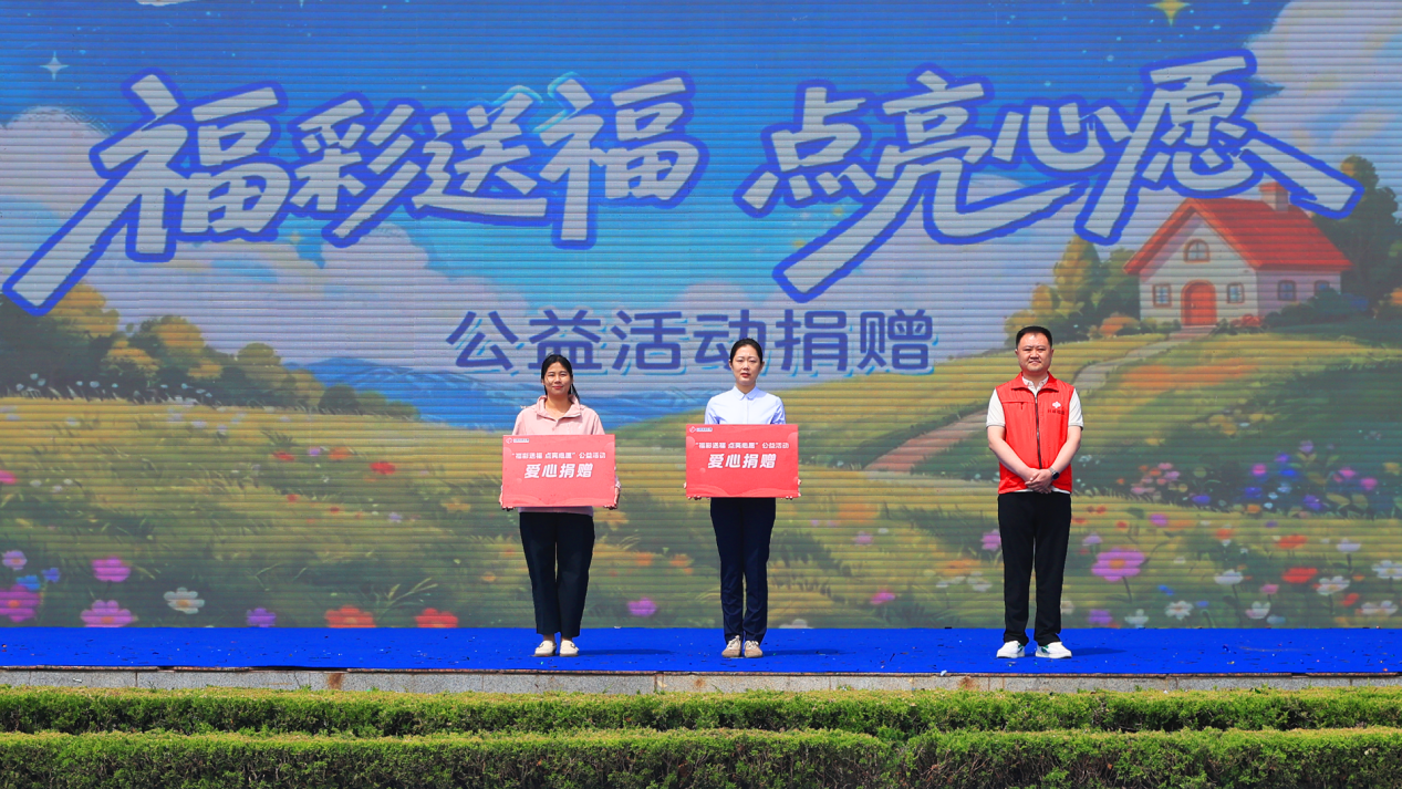 优秀销售员代表安楠向受助单位代表捐赠爱心物资