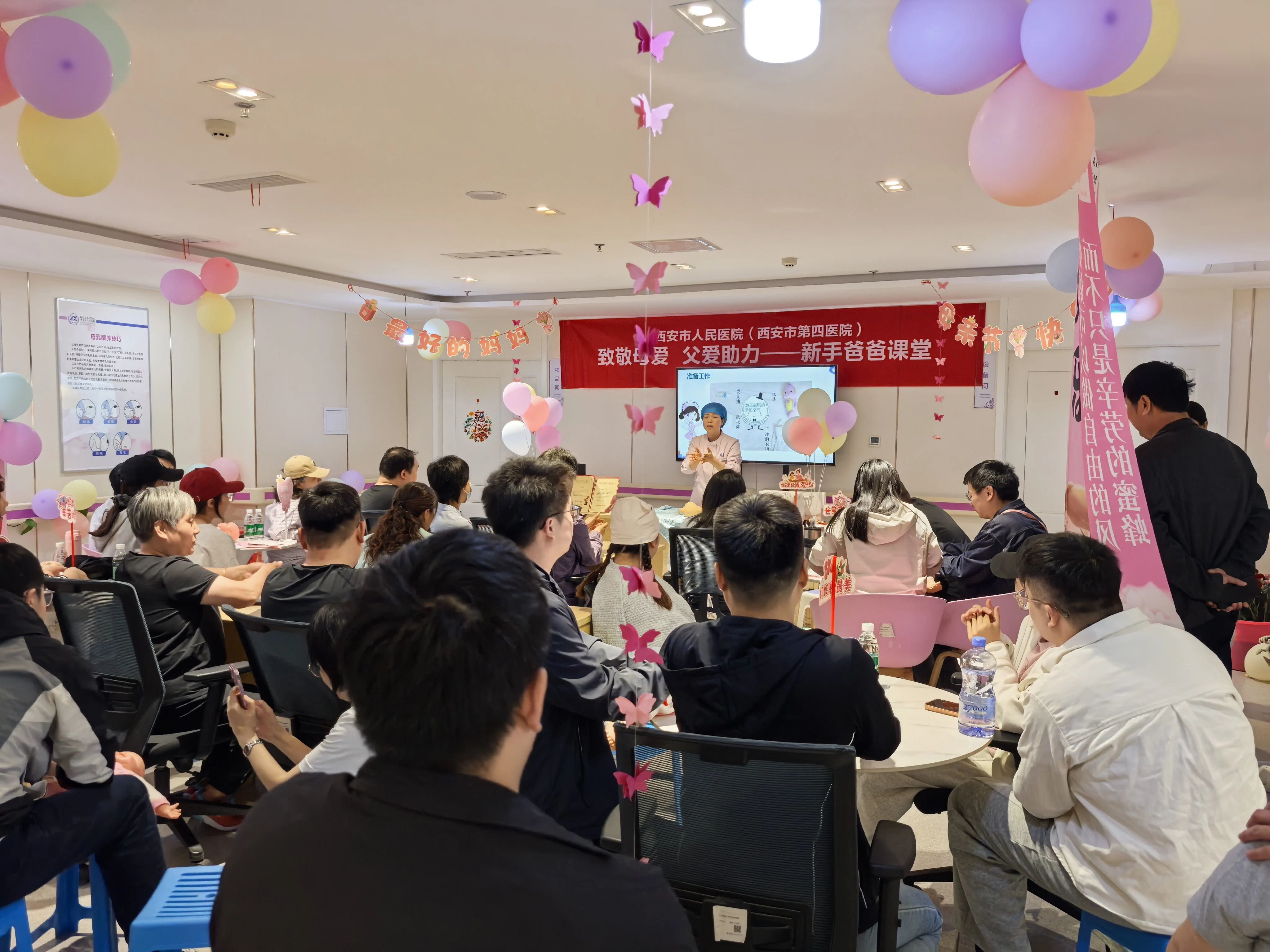 爸爸换尿布的手在抖，全场却为他鼓掌