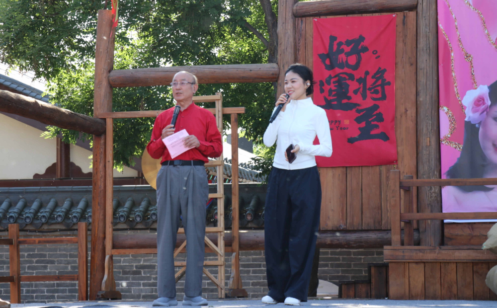 聊城阳谷县举办纪念邓丽君公益演唱会 用歌声致敬经典