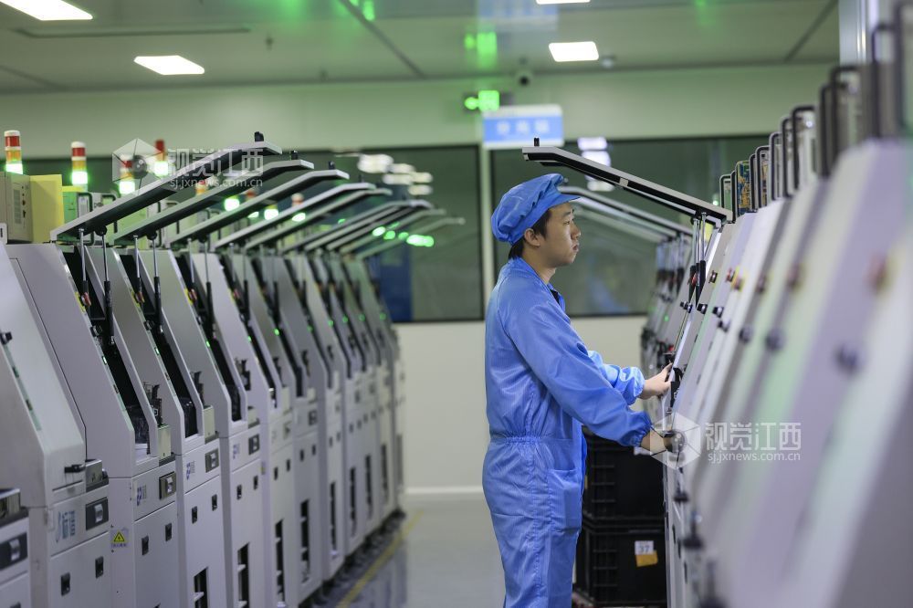 2026年5月13日，江西省瑞昌经开区科技园江西拓普达光电科技有限公司生产车间内，工人正在智能生产线上赶制订单。
