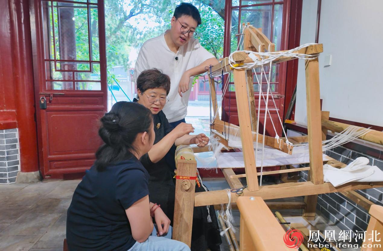 王博与母亲王鹏巍一起指导学员学习缂丝技艺 李卓然摄