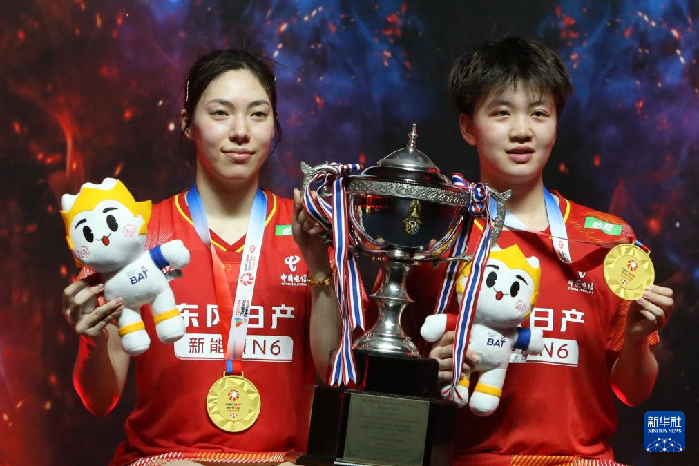 5月17日，冠军中国组合鲍骊婧（左）/曹梓涵在颁奖仪式上。