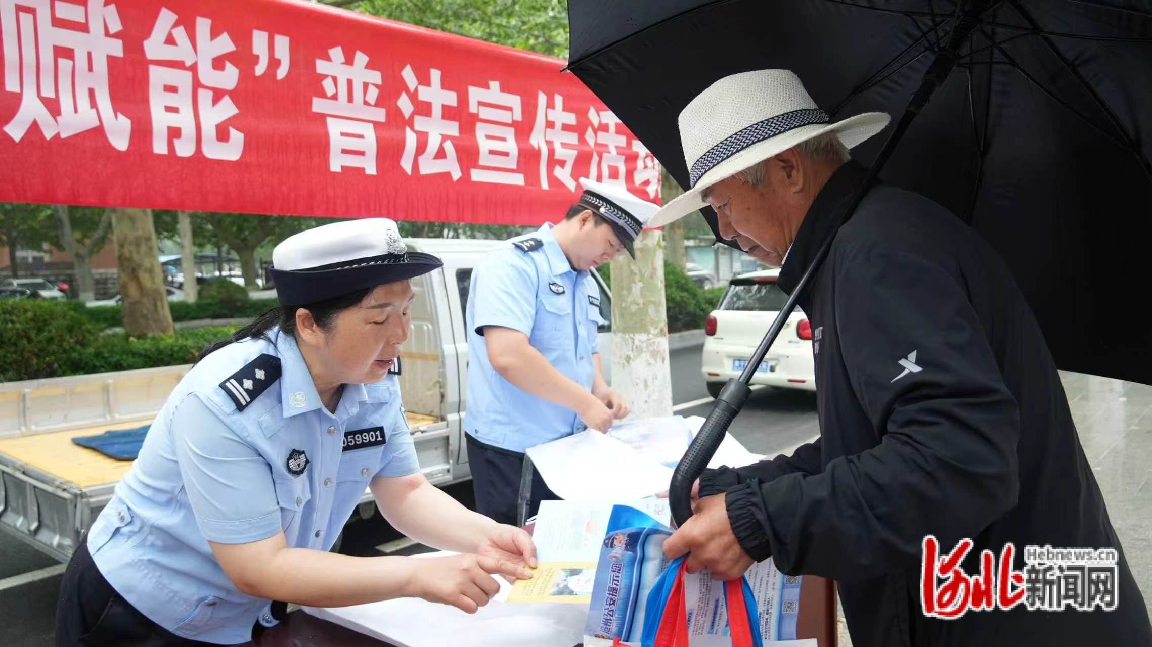 5月20日，肃宁县司法局、公安局等多部门联合开展“典护企业 惠企赋能”民法典普法宣传活动。