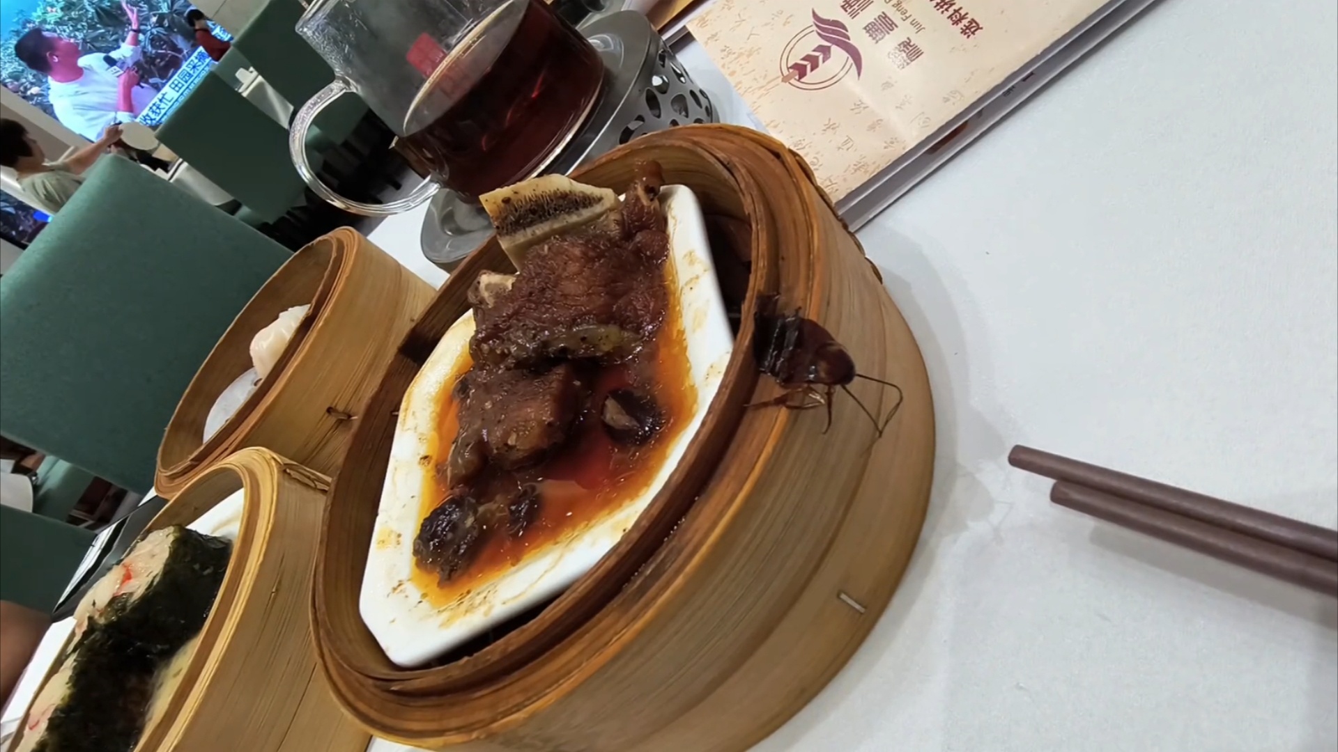 广州一酒楼蒸笼上现拇指大蟑螂，酒楼回应：客人说没事，换一笼就好了