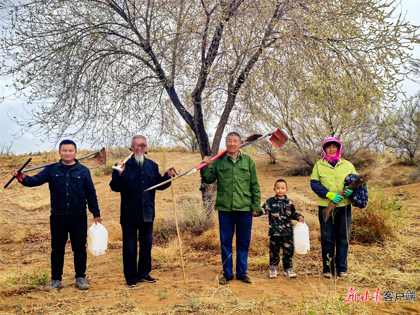四代人在治沙点　王银吉供图