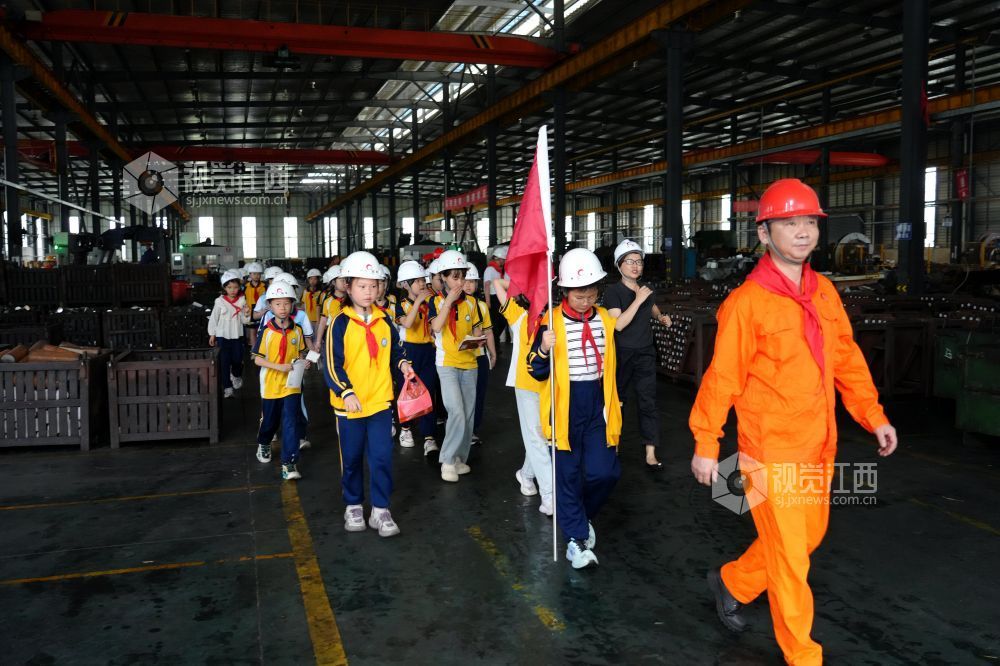 江西分宜：红领巾探匠心 劳模精神润童心（图）