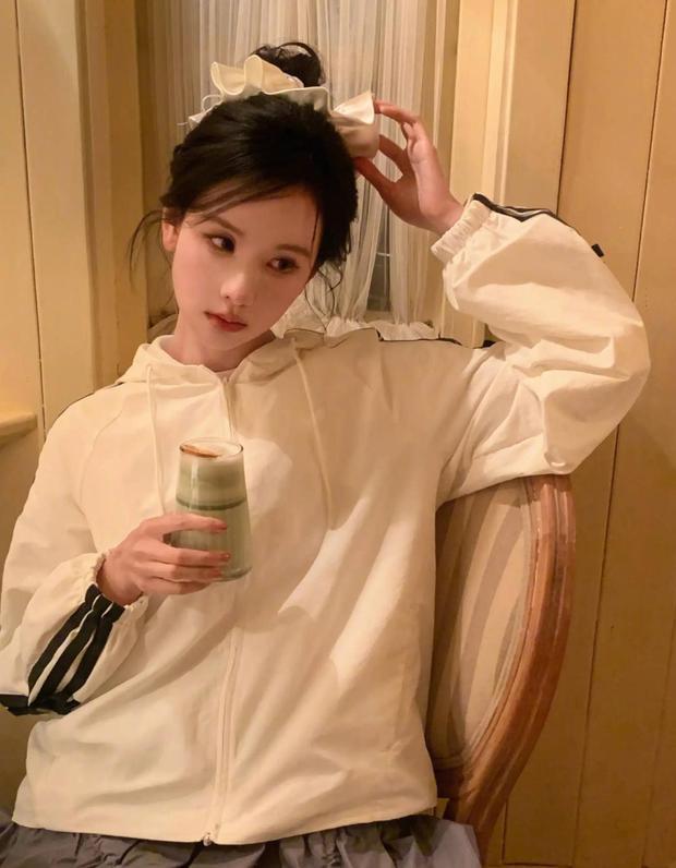 陈都灵清纯大方。
