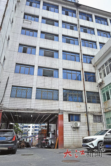 大楼内部处于闲置状态。