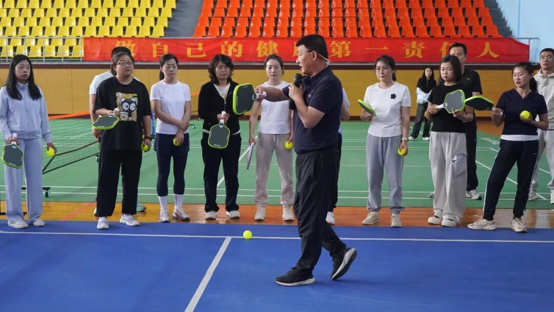 △参训学员跟随教练认真学习匹克球基础实操技巧