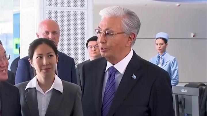 托卡耶夫用中文感叹：千里之行始于足下，感谢中国