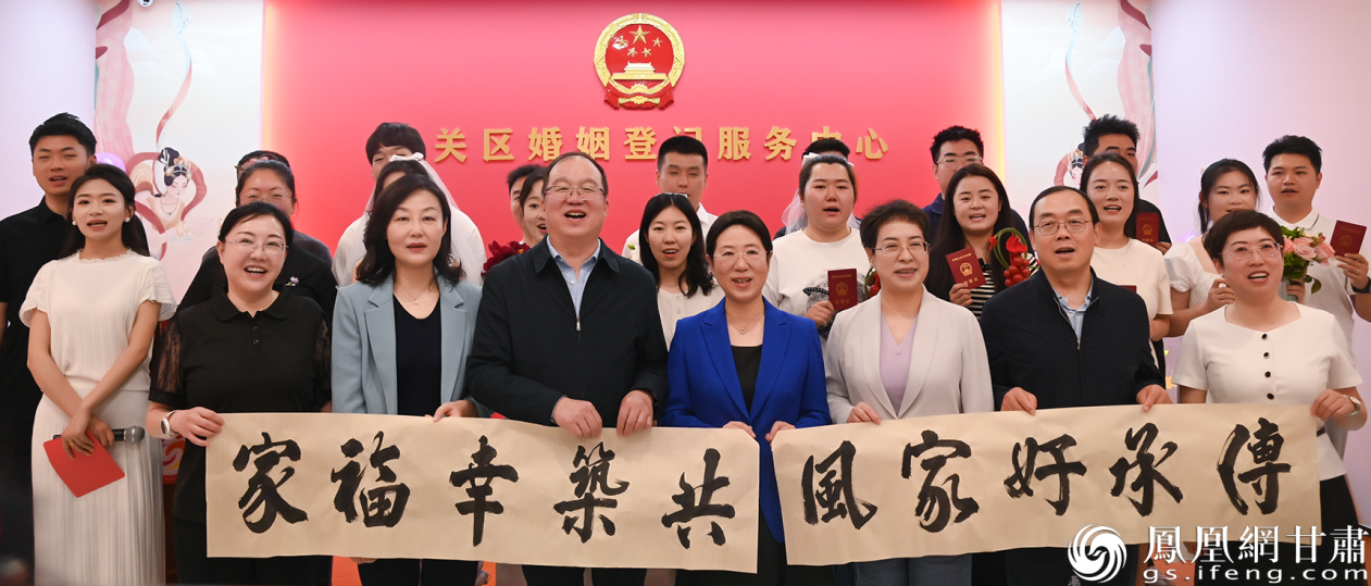 特邀证婚人、颁证员与刚刚登记结婚的新人合影留念,定格幸福时刻。