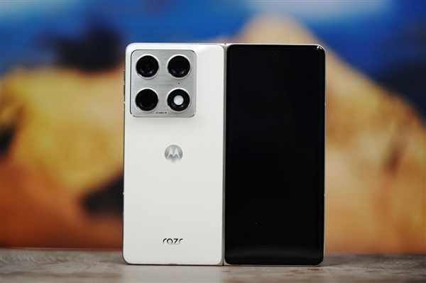 联想moto首款大折叠手机!moto razr fold图赏