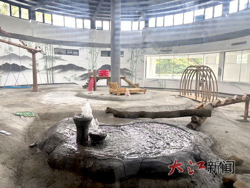 室内展区布置了秋千、玩具、戏水池等